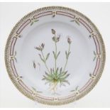 Speiseteller "Flora Danica", Royal Copenhagen.Fahne mit reichem Reliefdekor, farbiger und goldener