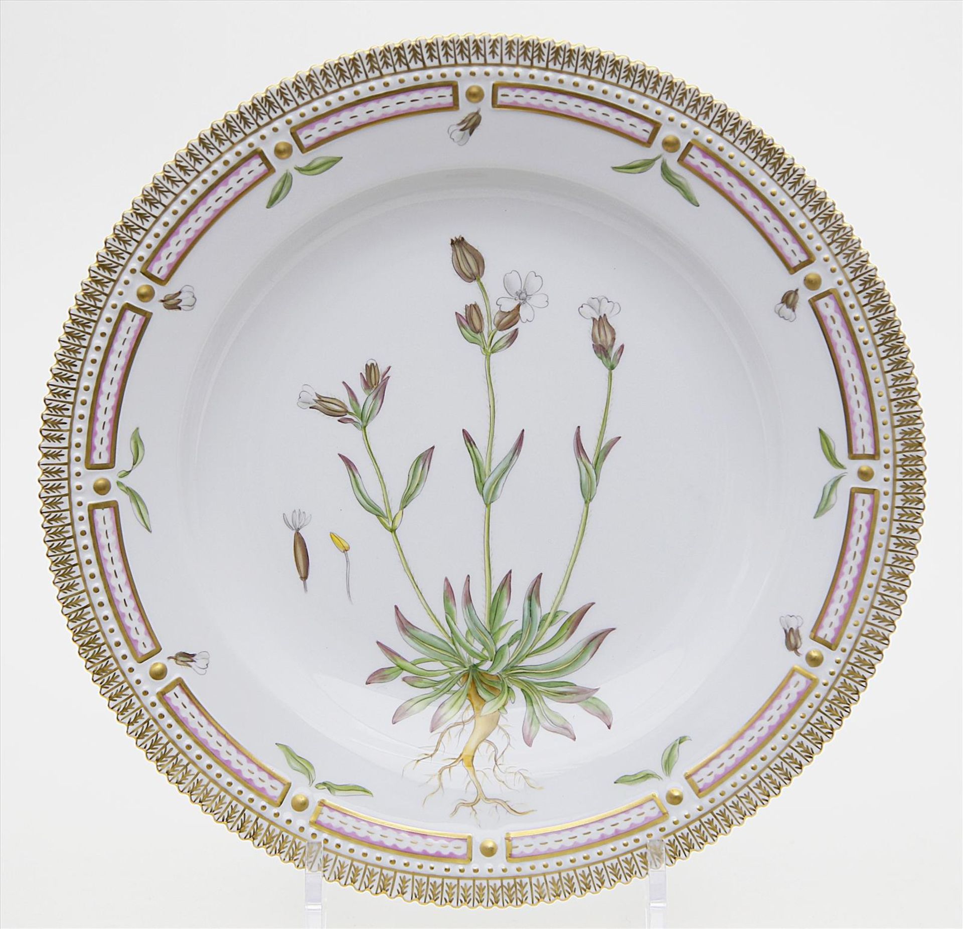 Speiseteller "Flora Danica", Royal Copenhagen.Fahne mit reichem Reliefdekor, farbiger und goldener