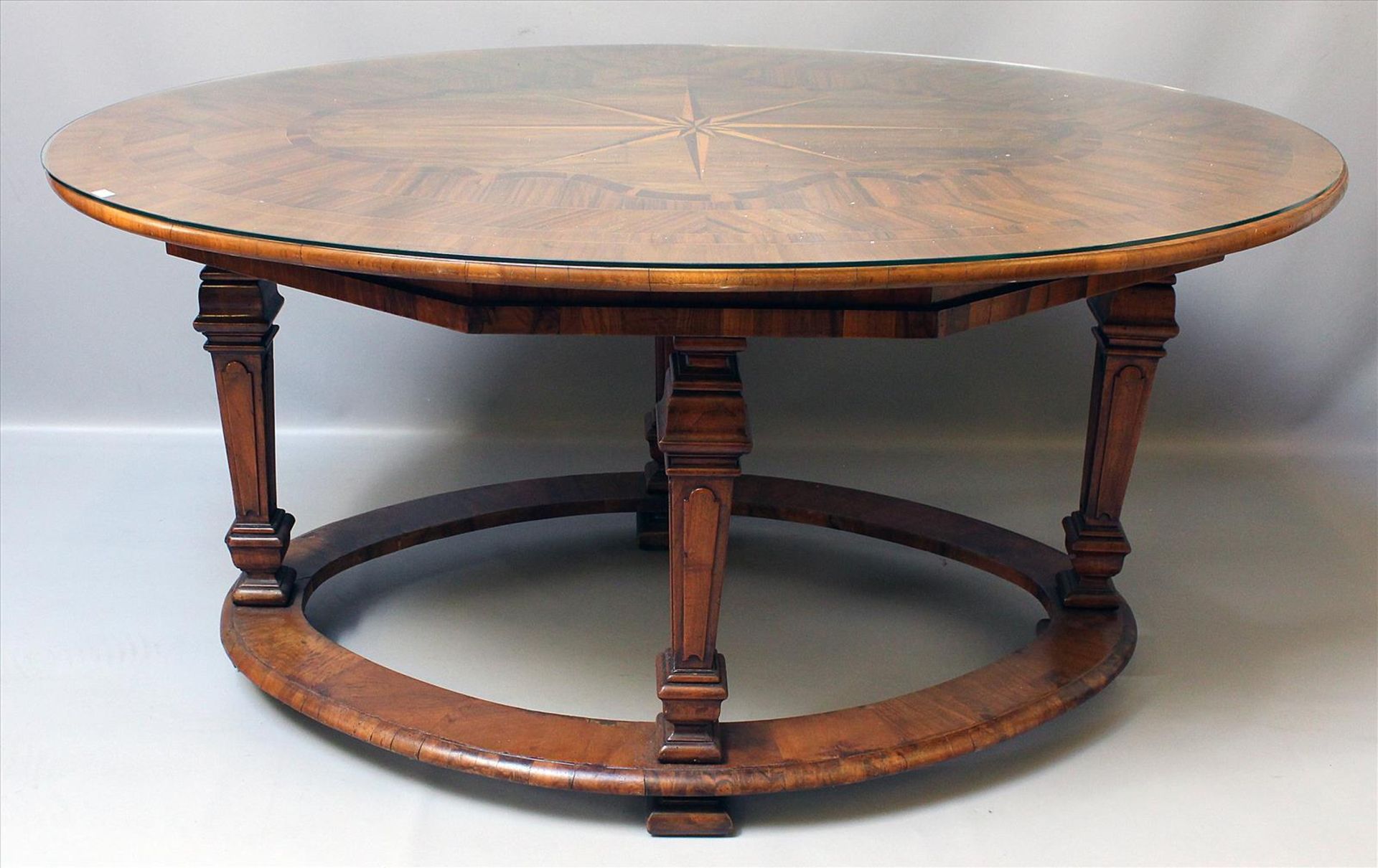 Klassizistischer Tisch.Nussbaum mit Faden- und Bandmarketerie aus Obstholz. Ovale, abnehmbare ( - Image 2 of 2
