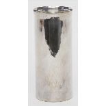 Vase.830/000 Silber, 245 g. Geradlinige, zylindrische Wandung mit Hammerschlagdekor und leicht