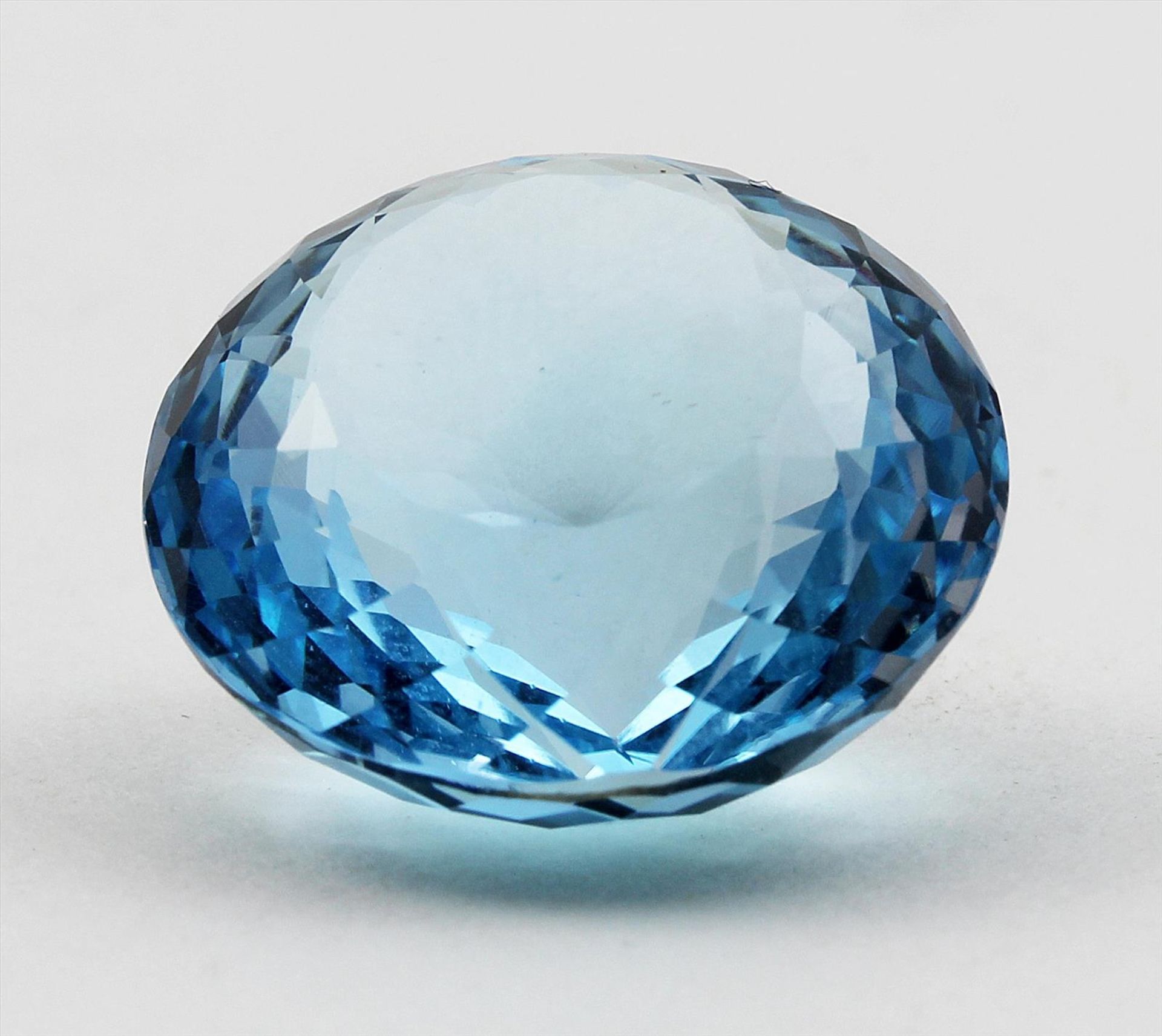 Blautopas (behandelt), ca. 33,71 ct.Rund facettiert, 19x 11,7 mm.