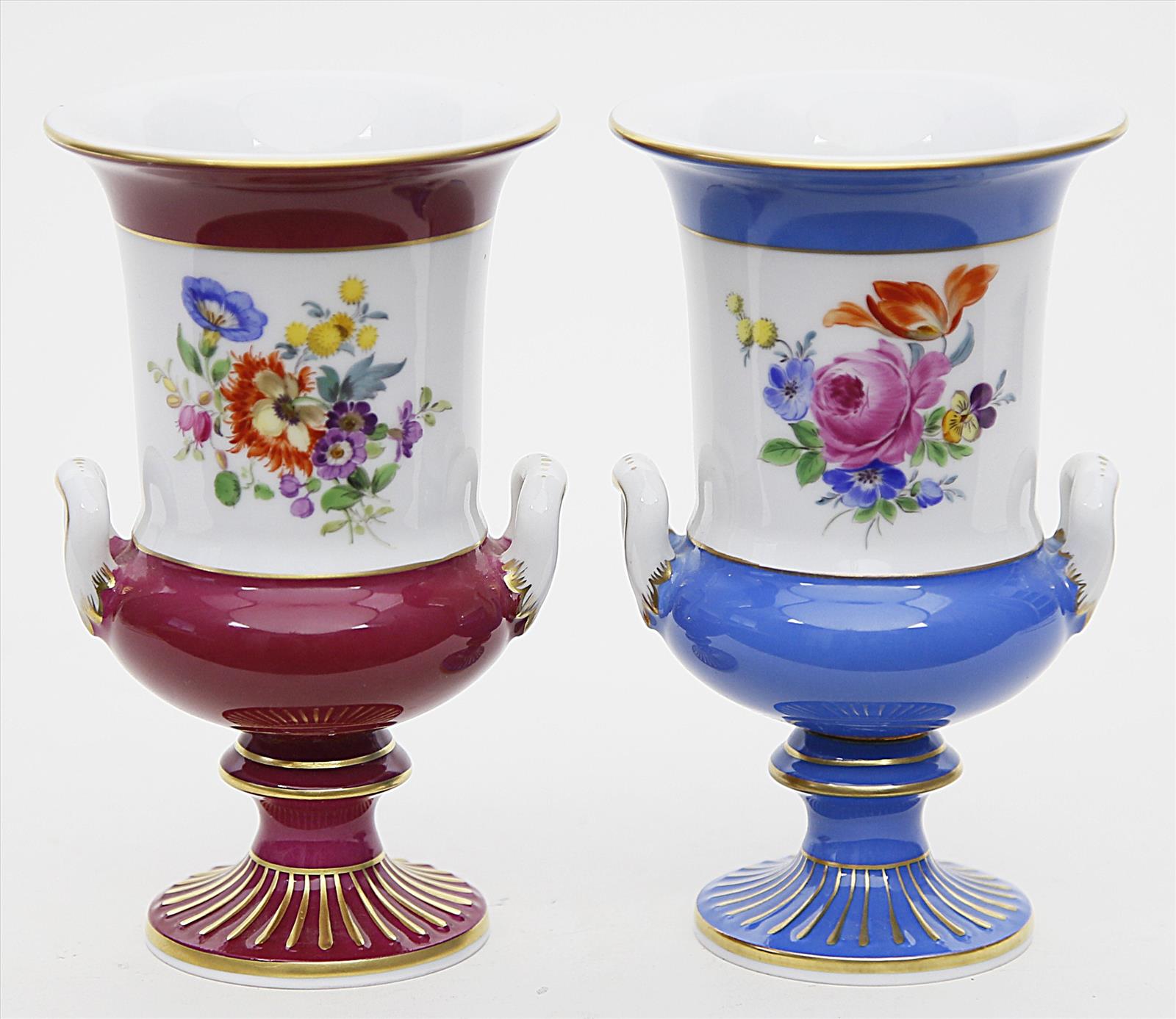 Zwei Kratervasen, Meissen.Teils bordeauxroter bzw. hellblauer Fond. Bunte Blumenbouquetmalerei.