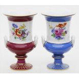 Zwei Kratervasen, Meissen.Teils bordeauxroter bzw. hellblauer Fond. Bunte Blumenbouquetmalerei.