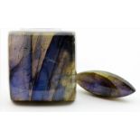 Zwei Labradorite, zus. 115,41 ct.Je einmal als quadratisches (98,66 ct.) bzw. navetteförmiges (16,75