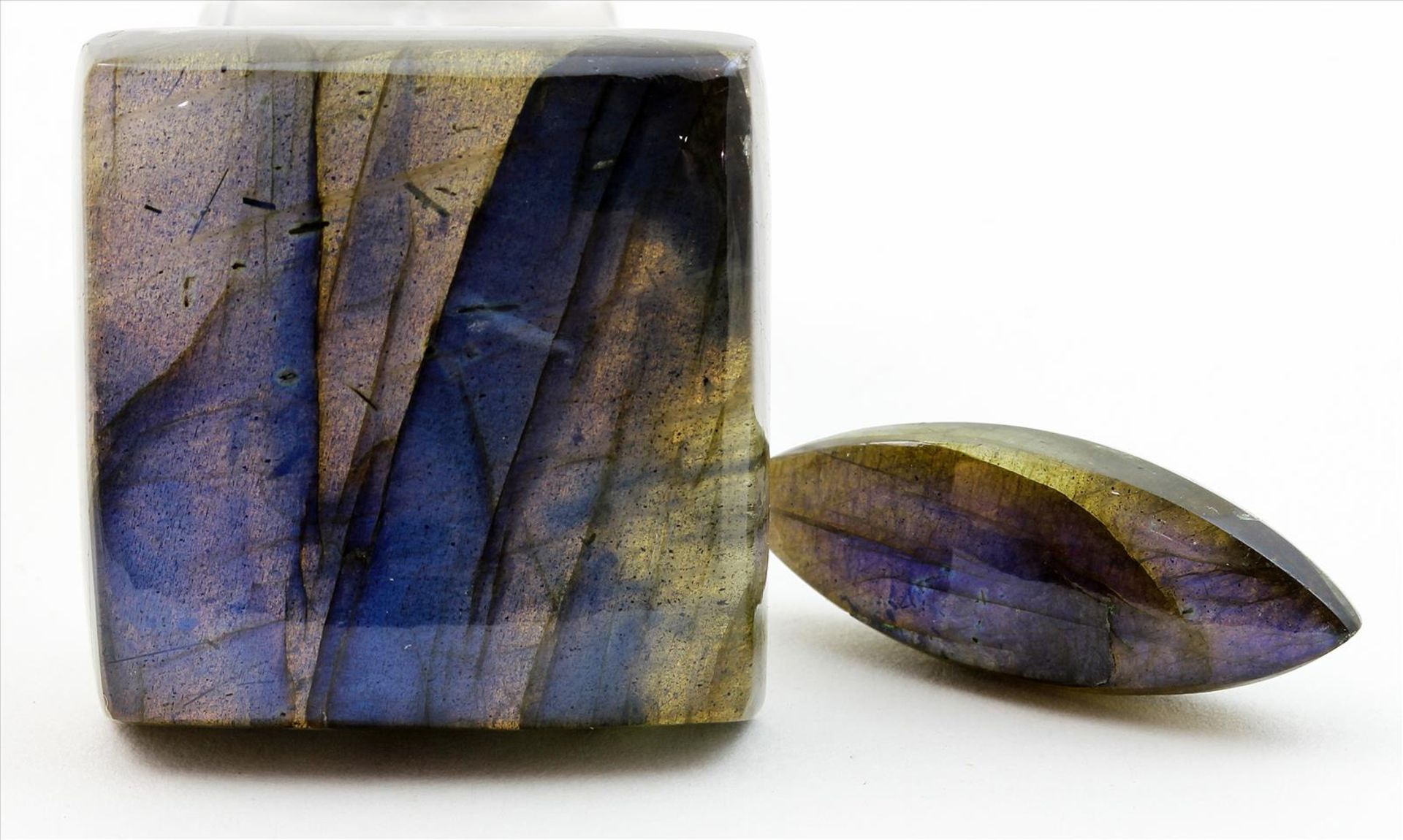 Zwei Labradorite, zus. 115,41 ct.Je einmal als quadratisches (98,66 ct.) bzw. navetteförmiges (16,75