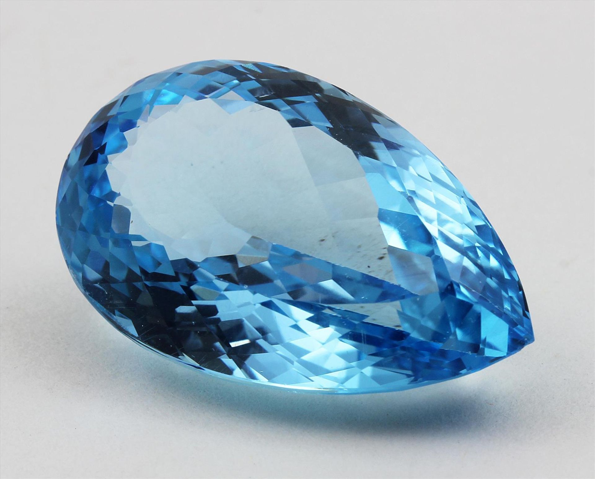 Blautopas (behandelt), ca. 41,25 ct.Birnkernförmig facettiert, 27x 17x 11,7 mm.