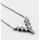 Diamantcollier.585/000 WG, brutto 3,4 g. Mittelteil besetzt mit neun Diamanten in verschiedenen