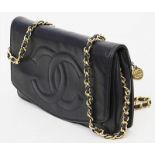 Vintage Pochette on chain, Chanel.Schwarzes Kalbsleder. Große Tasche mit CC-Logo. Innen mit