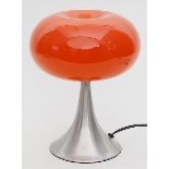 Tischleuchte in Pilzform,einflammig. Oranger Glasschirm auf gebürstetem Metallschaft. Hersteller