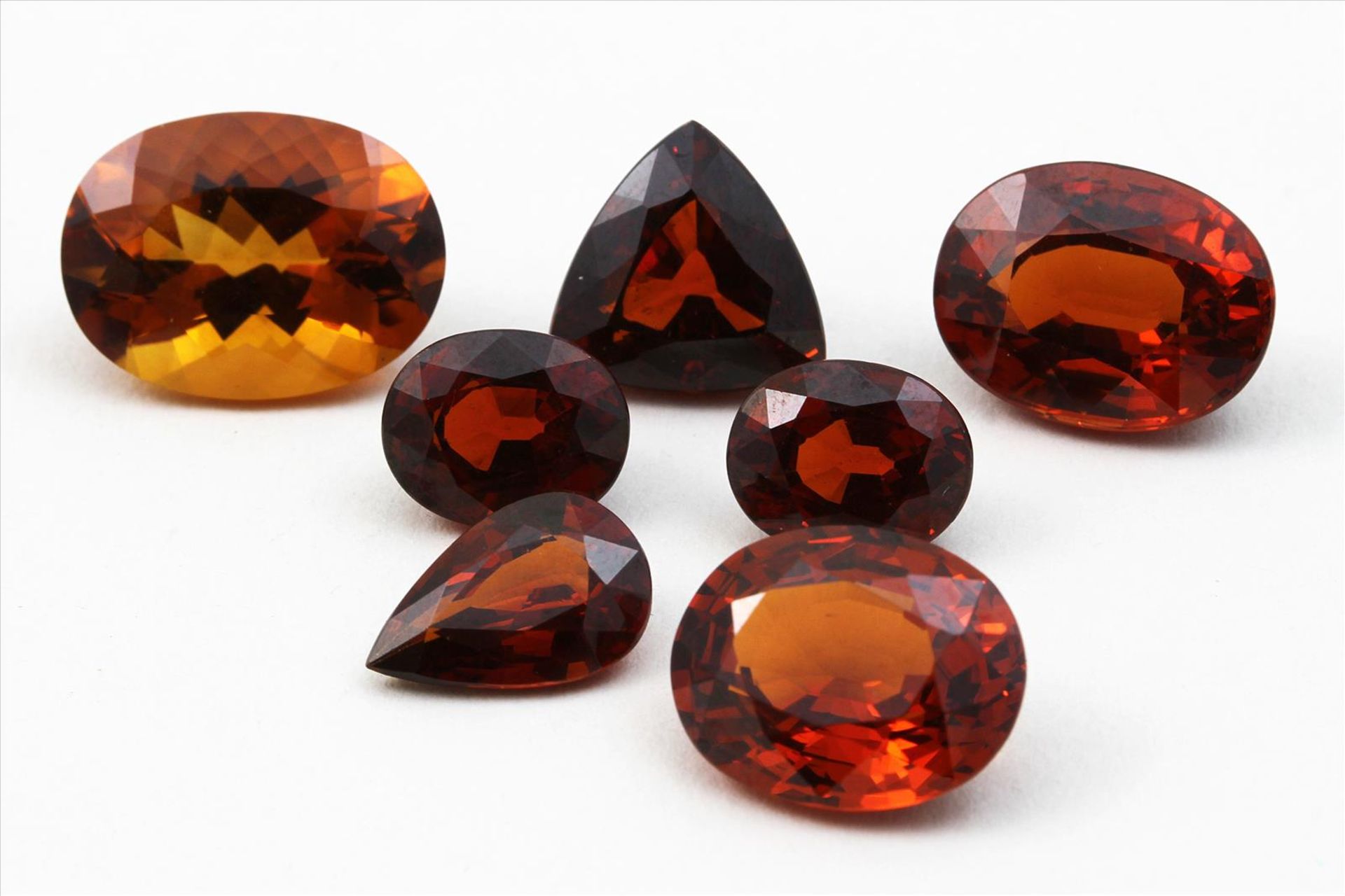 Sieben Mandarin-Granate, zus. 46,05 ct.Verschiedene Größen und Schliffarten.