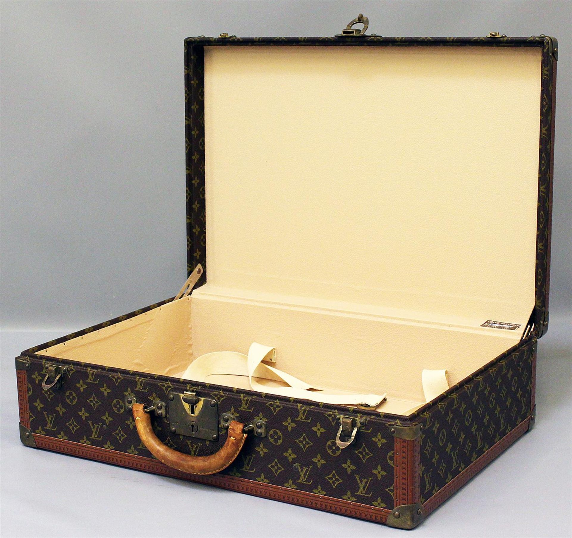 Koffer "Bisten 60", Louis Vuitton.Monogram Canvas mit Beschlägen aus Leder und Messing-Hardware - Bild 2 aus 3