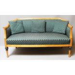 Art Deco-Sofa und Paar -Sessel.Birke. Profilierte Gestelle, Füße mit ebonisierten Verzierungen.