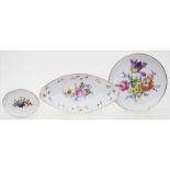 Wandteller, große und kleine Schale, Meissen.Oval bzw. rund. Bunte Blumen- (mit Insekten) und