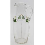 Jugendstil-Schenkkanne.Farbloses Glas. Wandung mit farbiger, floraler Email-Bemalung und angesetztem