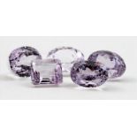 Fünf Kunzite, zus. 33,12 ct.4x oval facettiert, 1x im Emeraldcut. Helleres Violett bzw. 1x rosé, mit