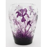 Jugendstil-Vase, Nancy.Farbloses Glas mit violettem Überfang. Aus den Schichten herausgeätztes Dekor