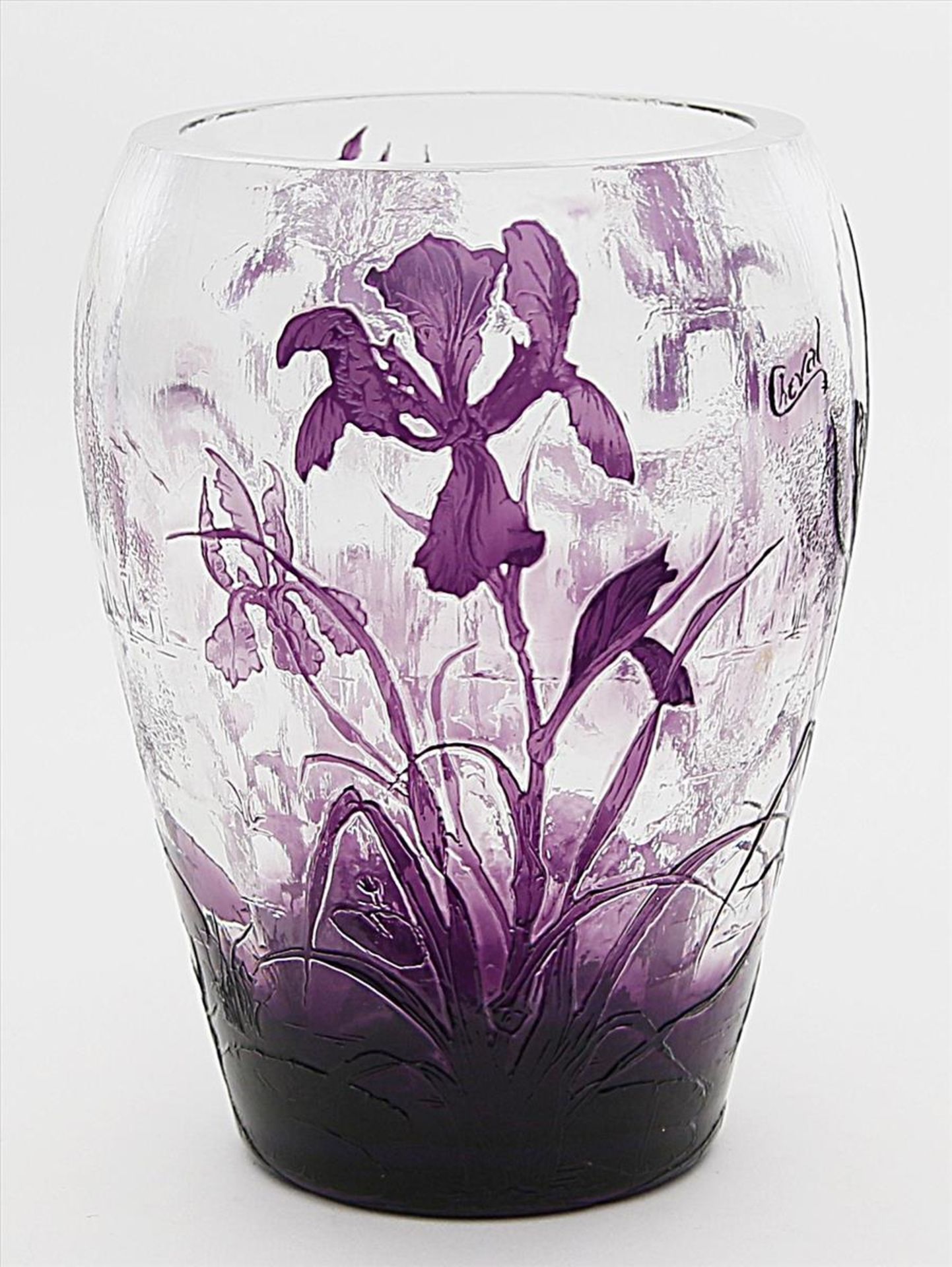 Jugendstil-Vase, Nancy.Farbloses Glas mit violettem Überfang. Aus den Schichten herausgeätztes Dekor