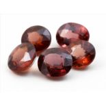 Fünf Rhodolite (rote Granate), zus. 8,29 ct.Rund bzw. oval facettiert.