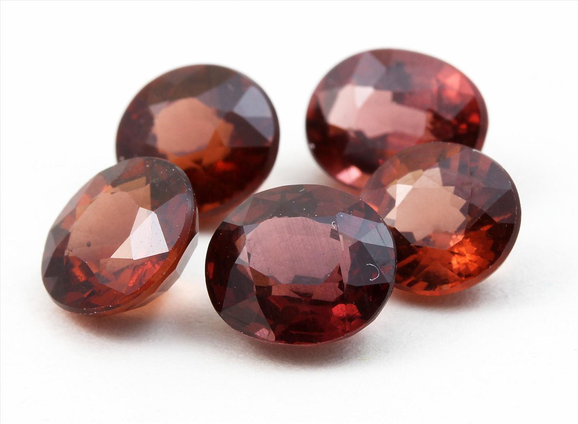 Fünf Rhodolite (rote Granate), zus. 8,29 ct.Rund bzw. oval facettiert.