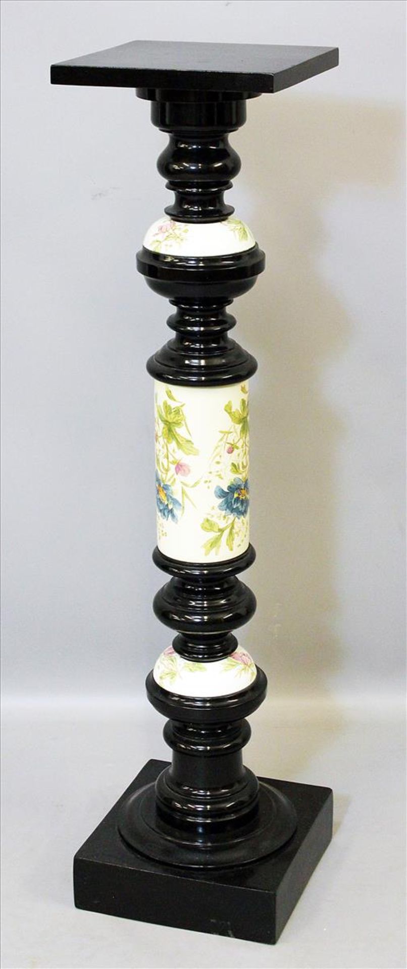 Säule.Ebonisiertes Holz. Balusterform mit Keramikeinlagen und floralem Dekor. Rest. Um 1900. 97x 24x
