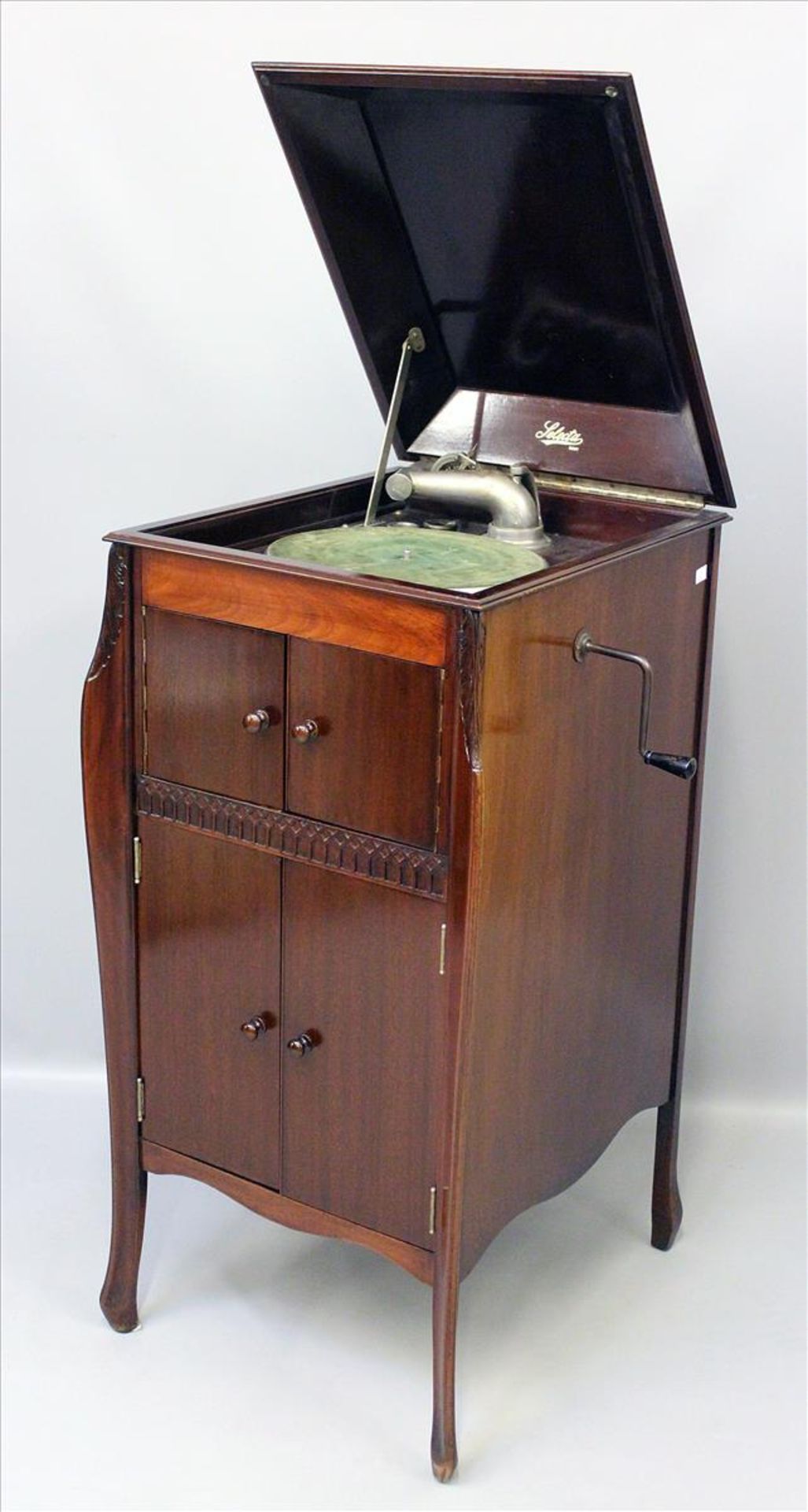 Grammophonschrank "Selecta".Elegantes Mahagonigehäuse mit Klappdeckel (innen mit Herstellerbez.