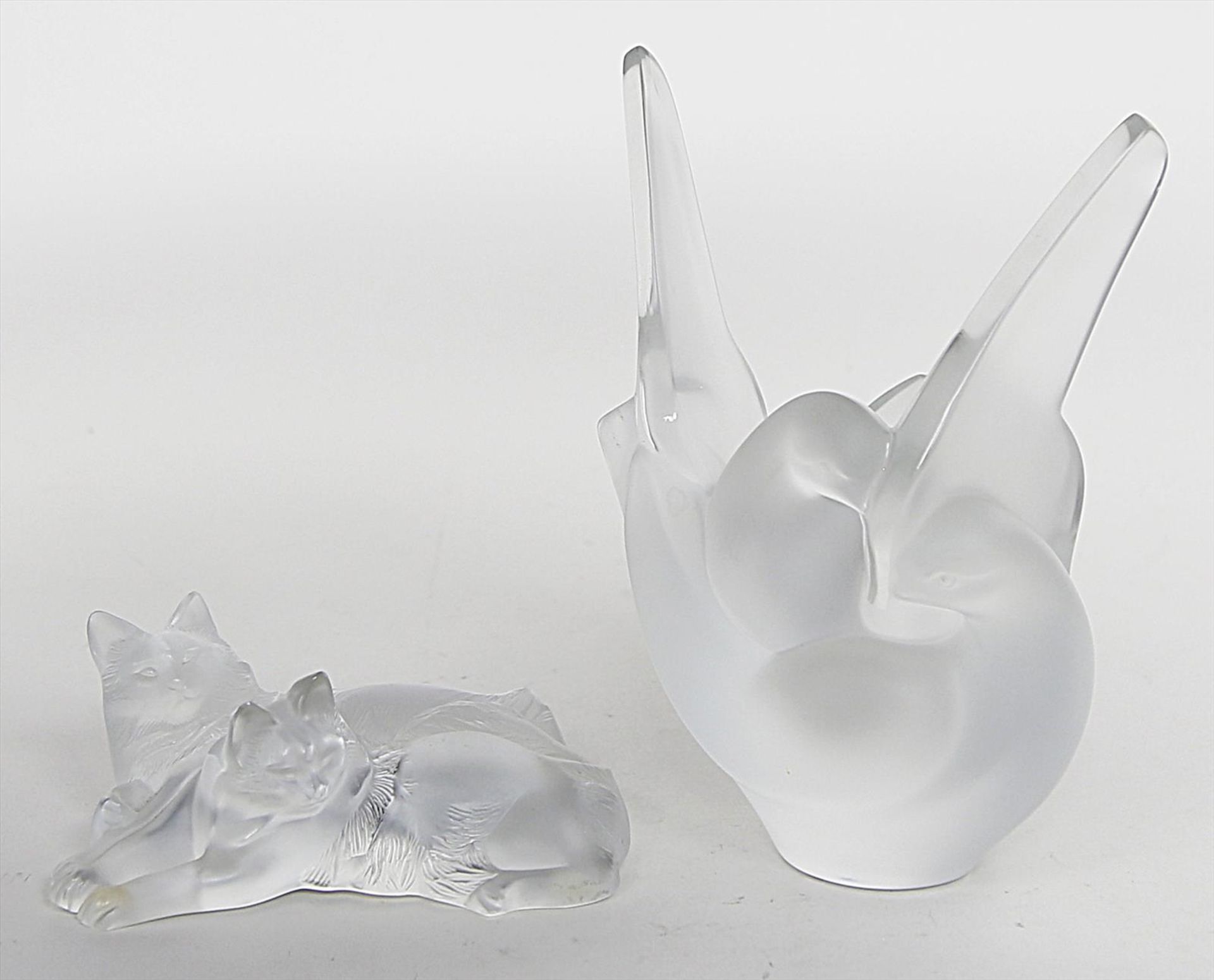Skulptur "Happy & Heggie" und Vase "Sylvie" (Taubenpaar), Lalique.
