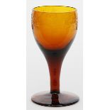 Biedermeier-Weinglas.Bernsteinfarbenes Glas. Kuppa mit geschliffenen Weinranken, übergehend in