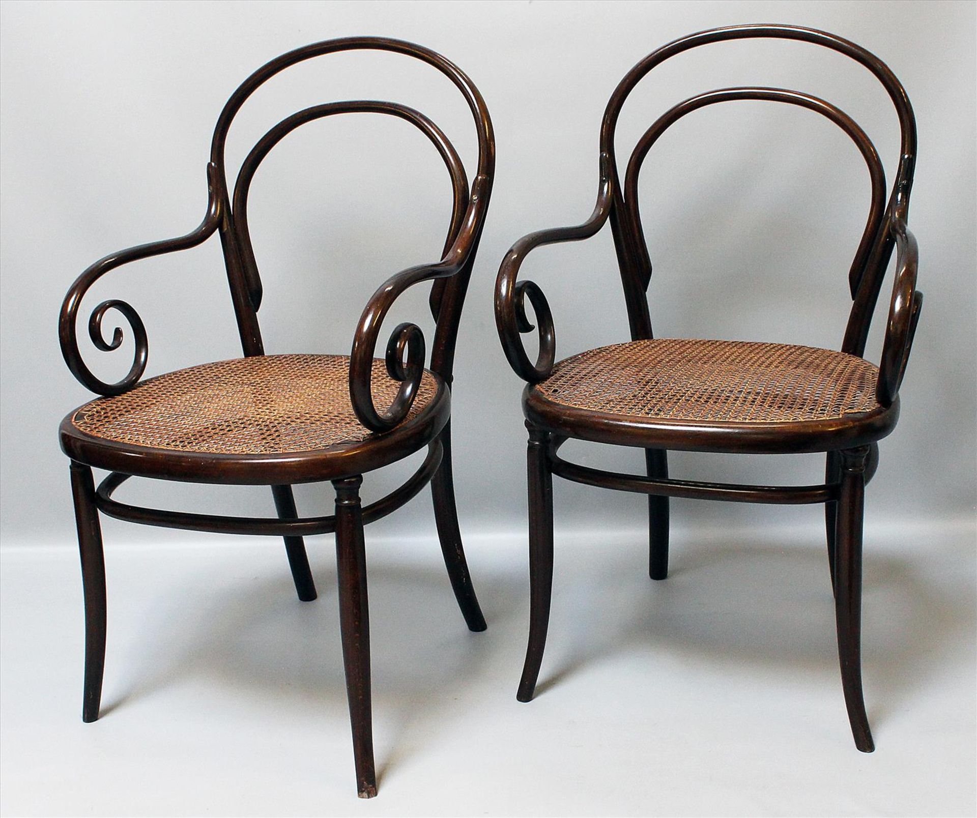 Paar Fauteuils.Bugholz. Sitz mit Korbgeflecht. Gebrauchsspuren. Um 1900. H. 95 cm.