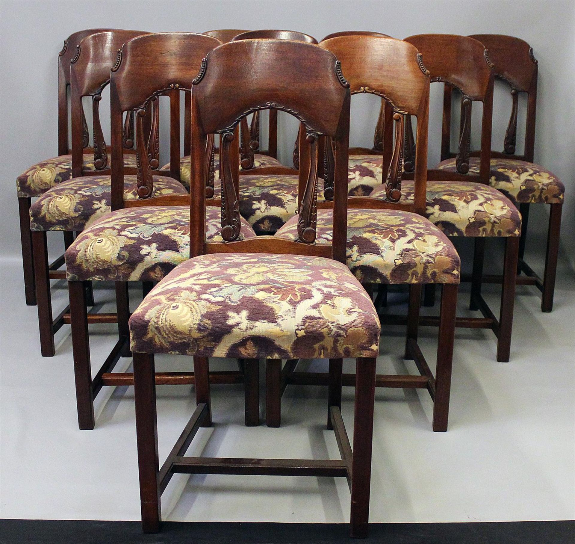 Zehn Art Deco-Stühle.Mahagoni. Gepolsterte Sitzzarge auf Vierkantbeinen, rückwärtig leicht