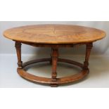 Klassizistischer Tisch.Nussbaum mit Faden- und Bandmarketerie aus Obstholz. Ovale, abnehmbare (