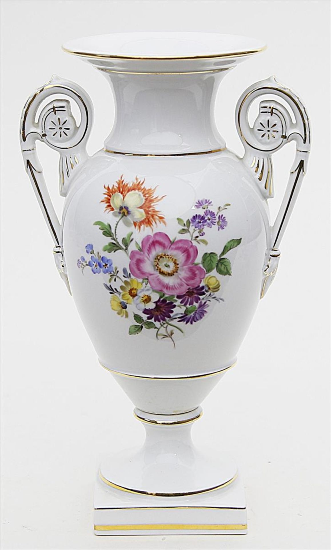 Amphorenvase, Meissen.Bunte Blumenbouquetmalerei. Goldränder. Schwertermarke Meissen, 20. Jh. 1.