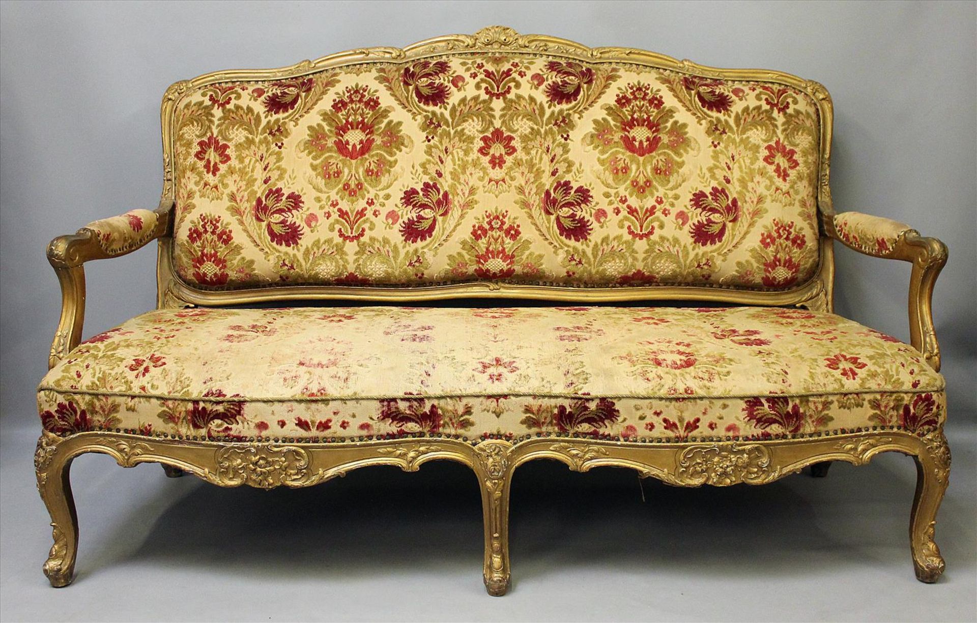 Sofa im Stil Louis XVI.Holz, geschnitzt und goldgefasst (später erg., teils stärker berieben).