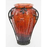 Art Deco-Vase.Farbloses, reliefiertes Glas mit verschiedenfarbigen Pulvereinschmelzungen. Florale