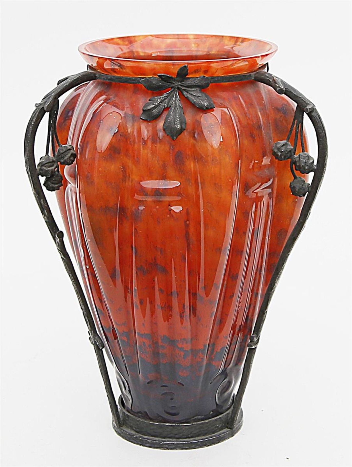 Art Deco-Vase.Farbloses, reliefiertes Glas mit verschiedenfarbigen Pulvereinschmelzungen. Florale