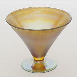 Fußschale.Bernsteinfarbenes Glas, golden bis violett irisierend, so genanntes "Myra-Kristall".