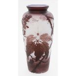 Jugendstil-Vase, Val Saint Lambert.Farbloses, matt geätztes Glas mit weißem Milchglasinnenüberfang