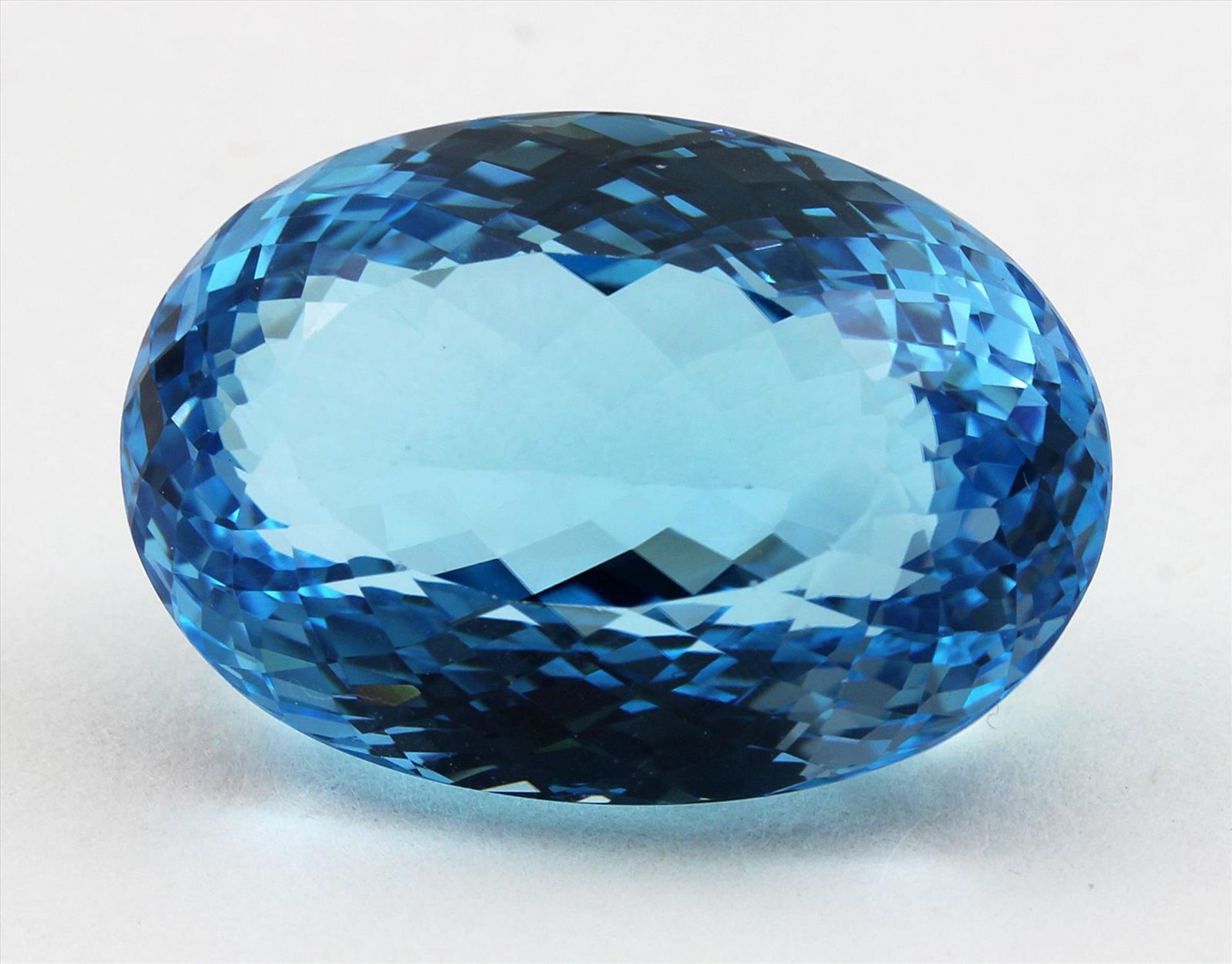 Blautopas (behandelt), ca. 48,31 ct.Oval facettiert, 24,5x 17,3x 13,6 mm.