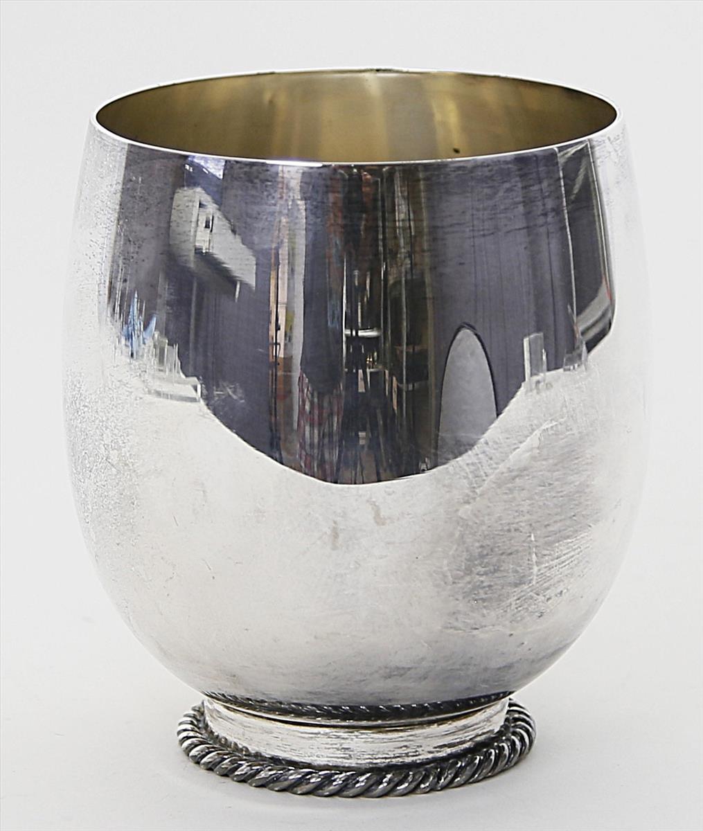 Vase.835/000 Silber, 494 g. Glatte Wandung auf kurzem Stand mit Kordelband. Kratzer. Mz. Gottlieb