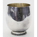 Vase.835/000 Silber, 494 g. Glatte Wandung auf kurzem Stand mit Kordelband. Kratzer. Mz. Gottlieb