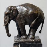 Richter, Etha (1883 Dresden 1977)Großer Elefant. Dunkelbraun patinierte Bronze. Auf naturalistischer