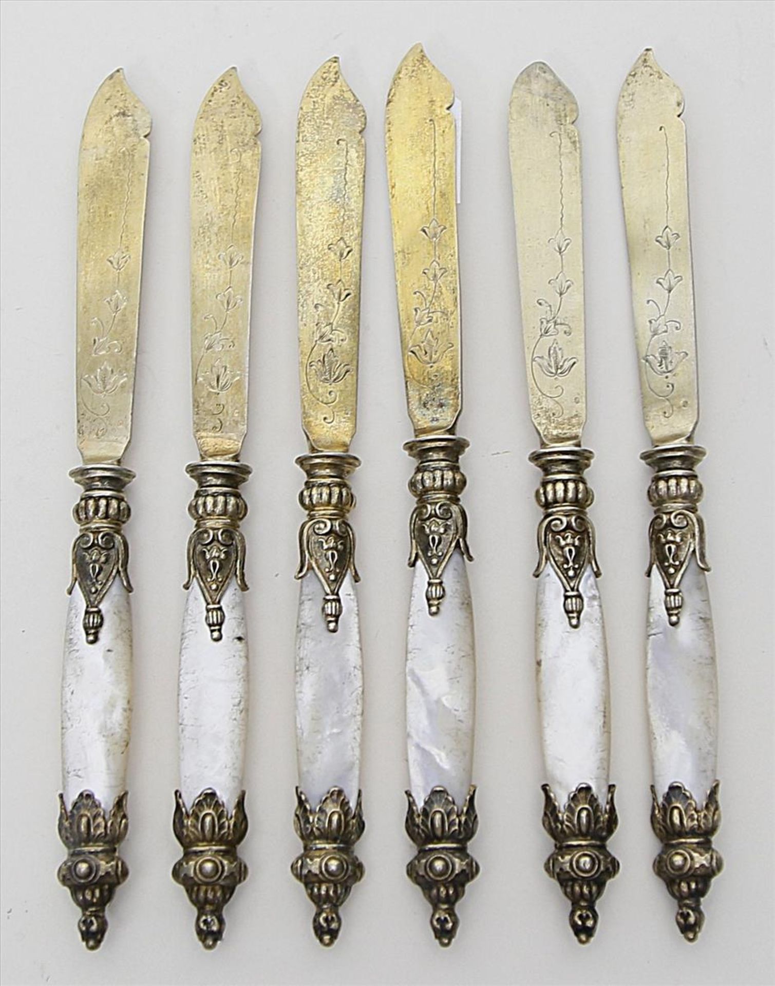 Sechs Historismus-Messer.800/000 Silber (vergoldet), brutto 241 g. Reliefierte Griffe mit