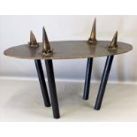 Hübner, Mark (geb. 1966 Frankfurt)Tisch "Spikes", Stahl. Tischplatte mit vier durch sie hindurch