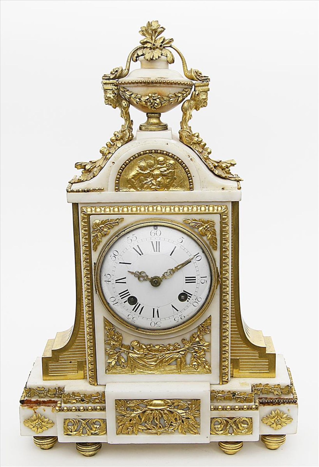 Pendule Louis XVI.Architektonisches Alabastergehäuse (best.) mit feuervergoldeten