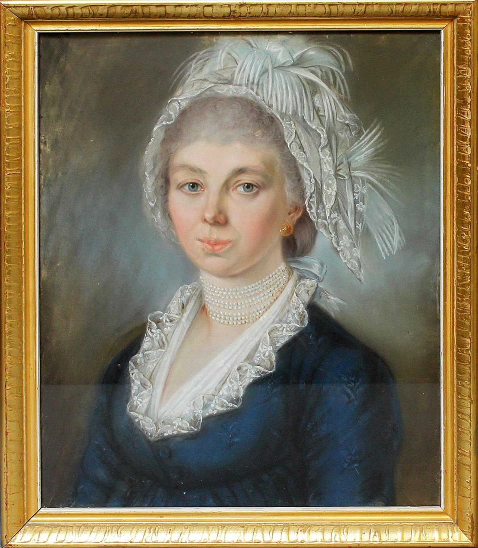 Klassizistischer Künstler (um 1780-1800)Mädchen in blauem Kleid, Perlen, Spitzenfichu und