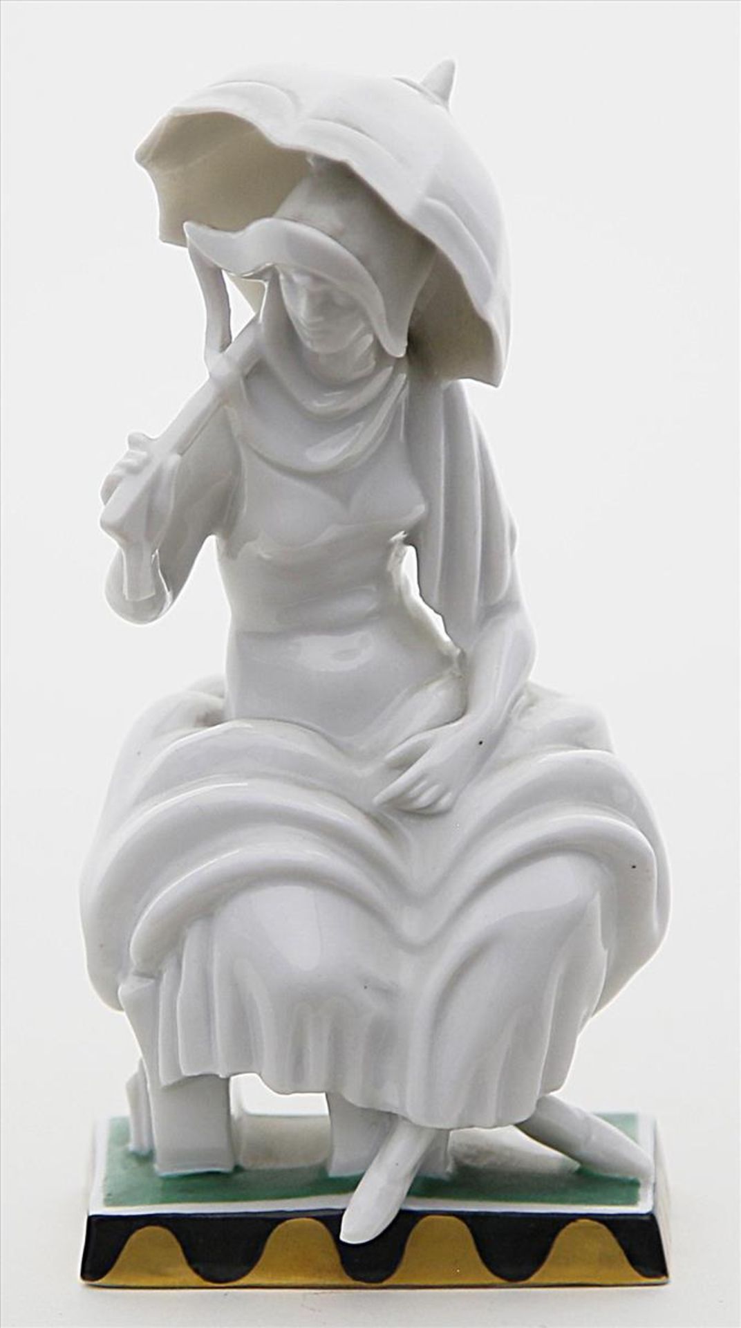 Bucher, Hertha (geb. 1898 Leverkusen)Art Deco-Skulptur "Dame mit Sonnenschirm". Porzellan.