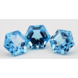 Drei blaue Topase (behandelt), zus. 10,89 ct.Als Hexagon facettiert.