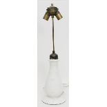 Niemeyer, Adelbert (1867 Warburg - München 1932)Art Deco-Lampe. Cremefarbener Porzellanfuß mit