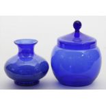 Beck, Jean (1862 Mettlach-München 1938)Art Deco-Vase und Bonboniere. Blaues Glas mit leicht