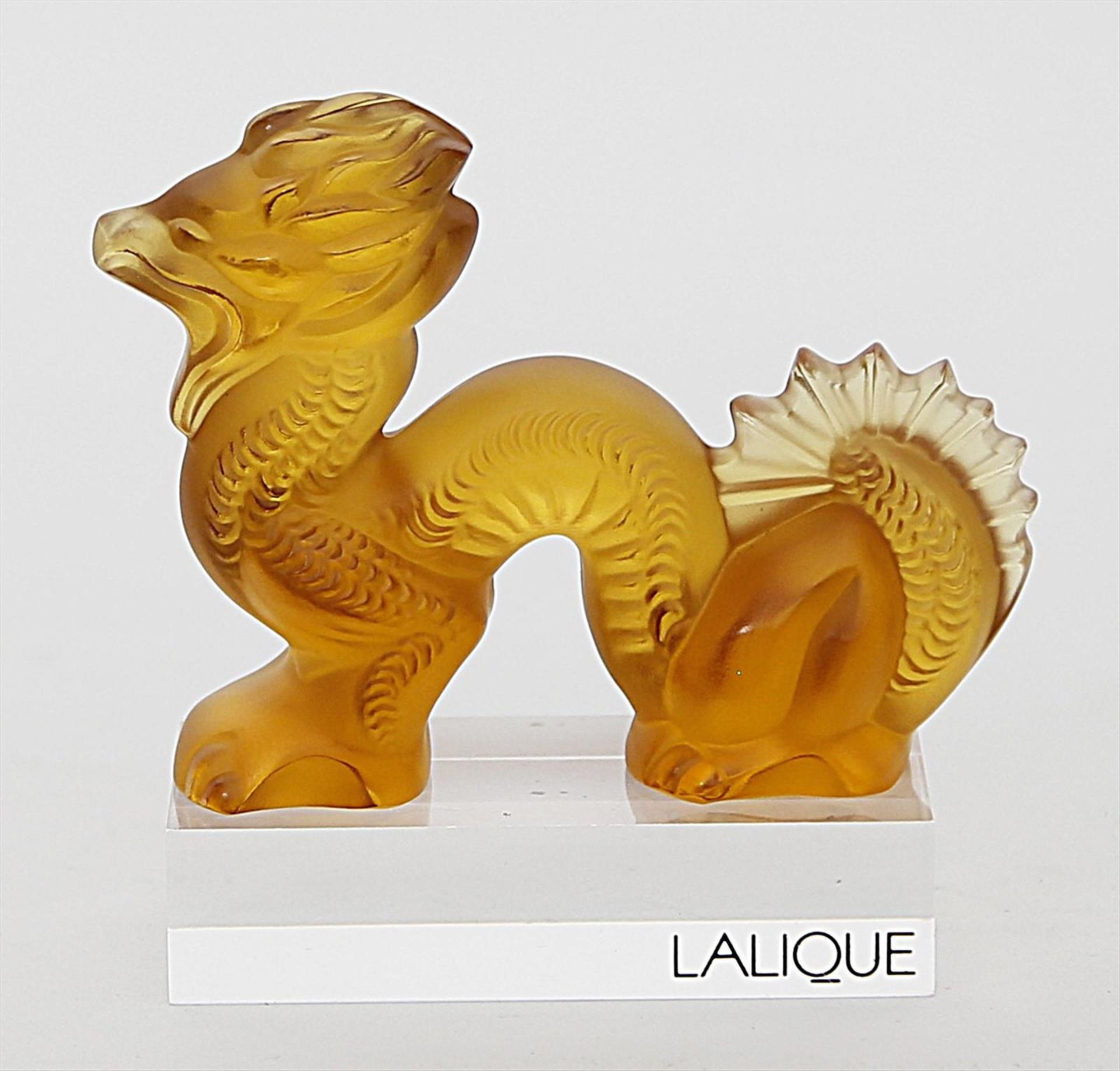 Drachenskulptur, Lalique.Bernsteinfarbenes, matt geätztes Kristall. Auf Unterseite