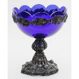 Aufsatzschale.Kobaltblaues Glas. Umlaufend aufgelegte, florale Applikation und reich reliefierter